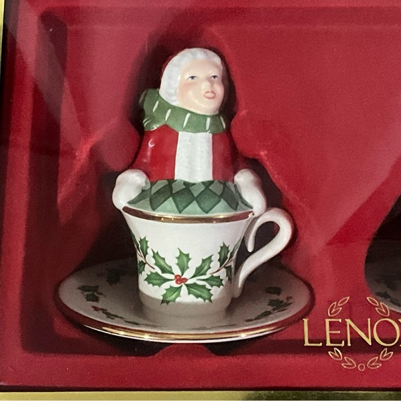 Lenox Santa and Mrs Claus Salt and Pepper Shaker Teacup Decor - Picture 2 of 8